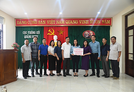 Tổng cục trưởng Tổng cục Thống kê Nguyễn Thị Hương trực tiếp đến thăm hỏi và tặng quà công chức, người lao động bị thiệt hại do bão số 3 gây ra 1