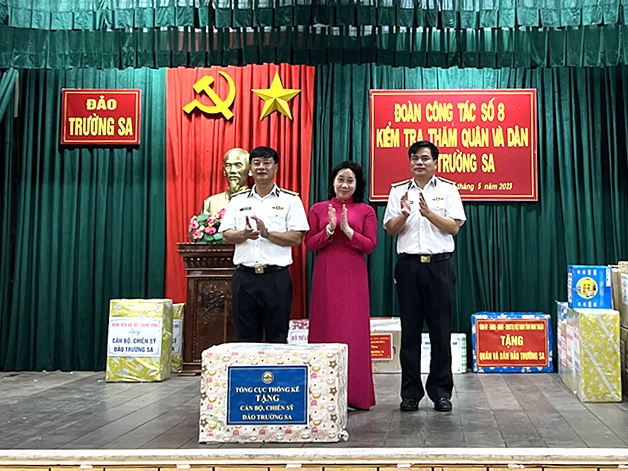 Đoàn công tác của Tổng cục Thống kê thăm cán bộ, chiến sĩ, nhân dân huyện đảo Trường Sa, nhà giàn DK1 5