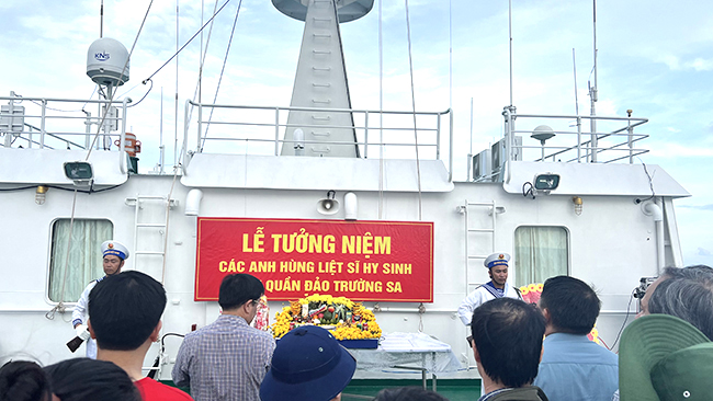Đoàn công tác của Tổng cục Thống kê thăm cán bộ, chiến sĩ, nhân dân huyện đảo Trường Sa, nhà giàn DK1 2