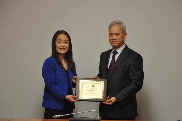 Lễ trao Kỷ niệm chương của UNFPA tại Việt Nam cho Tổng cục trưởng Tổng cục Thống kê Nguyễn Bích Lâm 1