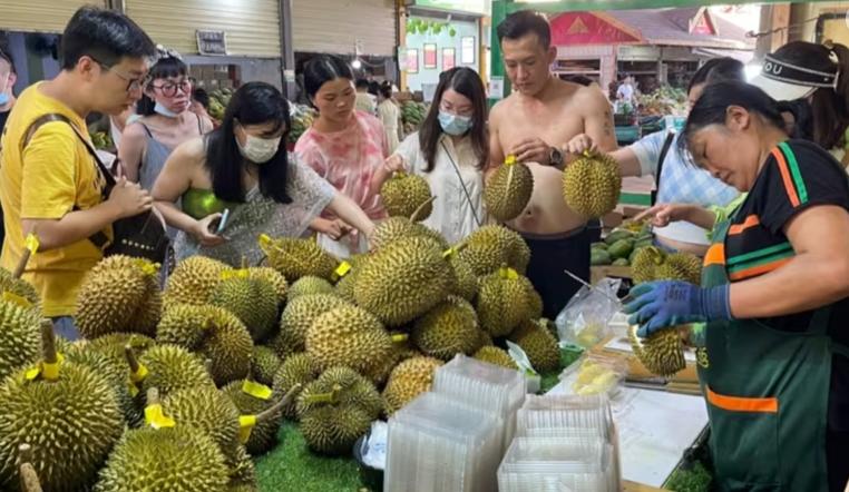 Giá cà phê thế giới tăng vọt khi nhiều nông dân Việt Nam chuyển sang trồng sầu riêng