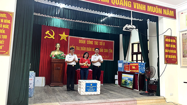 Đoàn công tác của Tổng cục Thống kê thăm cán bộ, chiến sĩ, nhân dân huyện đảo Trường Sa, nhà giàn DK1 4