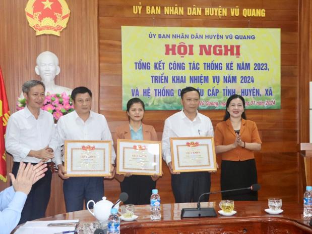 Tổng kết công tác Thống kê năm 2023, triển khai nhiệm vụ năm 2024 tại huyện Vũ Quang, tỉnh Hà Tĩnh 4