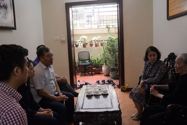 Tổng cục trưởng TCTK Nguyễn Thị Hương dâng hương, tri ân nguyên cố Tổng cục trưởng Lê Văn Toàn và cố Tổng cục trưởng Lê Mạnh Hùng 2