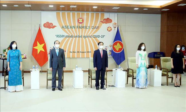 Lễ Chào cờ kỷ niệm 54 năm thành lập ASEAN và Ngày Gia đình ASEAN 1