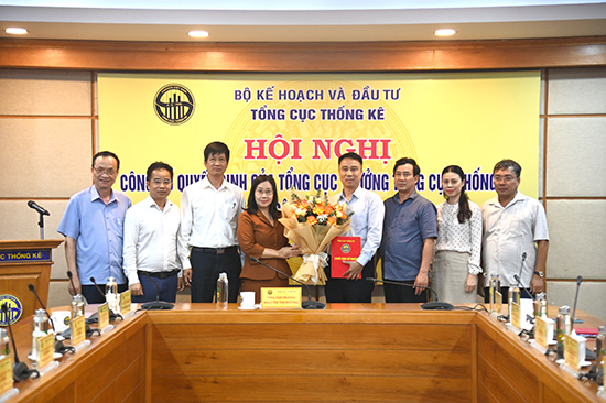 Hội nghị công bố quyết định điều động và bổ nhiệm đồng chí Đậu Ngọc Hùng giữ chức vụ Vụ trưởng Vụ Thống kê Nông, Lâm nghiệp và Thủy sản 2