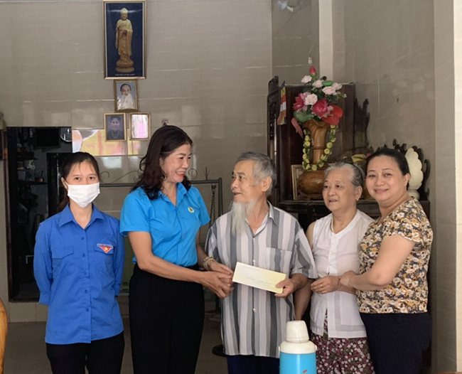 Cục Thống kê tỉnh Hà Tĩnh tổ chức tri ân các anh hùng liệt sĩ và thăm hỏi các gia đình thương binh, liệt sĩ, người có công với cách mạng 1
