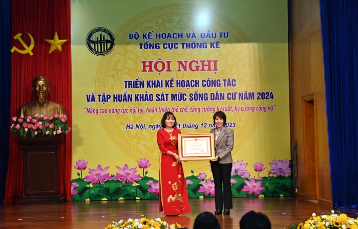 Tổng kết công tác khen thưởng năm 2023, phát động phong trào thi đua năm 2024 ngành Thống kê 1
