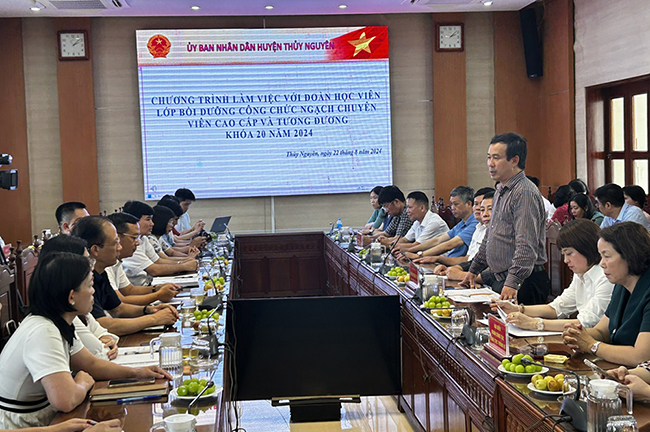 Phó Tổng cục trưởng TCTK Nguyễn Trung Tiến cùng đoàn học viên lớp Bồi dưỡng ngạch chuyên viên cao cấp và tương đương của TCTK đi thực tế tại huyện Thủy Nguyên, TP. Hải Phòng 1