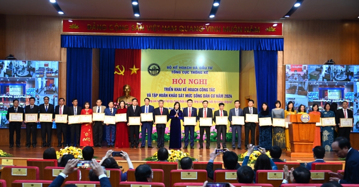 Tổng kết công tác khen thưởng năm 2023, phát động phong trào thi đua năm 2024 ngành Thống kê 4