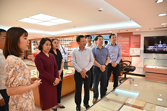 Phó Chủ tịch UBND tỉnh Quảng Ninh chúc mừng Tổng cục Thống kê nhân kỷ niệm 75 năm thành lập Ngành Thống kê 2