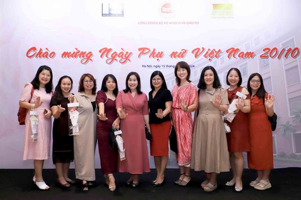 Công đoàn Bộ Kế hoạch và Đầu tư tổ chức chương trình nghệ thuật đặc biệt chào mừng ngày phụ nữ Việt Nam 20/10 1