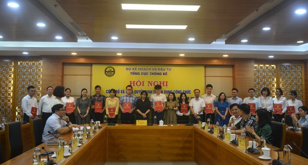 Hội nghị công bố và trao Quyết định tuyển dụng công chức vào các đơn vị thuộc cơ quan Tổng cục Thống kê năm 2023 1