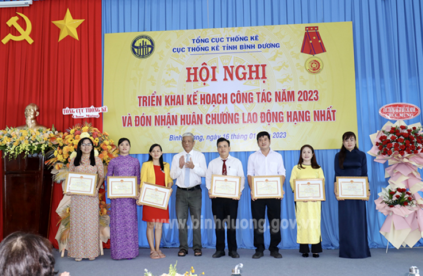 Cục Thống kê tỉnh Bình Dương đón nhận Huận chương Lao động hạng Nhất 6