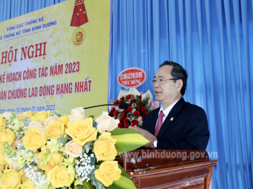 Cục Thống kê tỉnh Bình Dương đón nhận Huận chương Lao động hạng Nhất 3