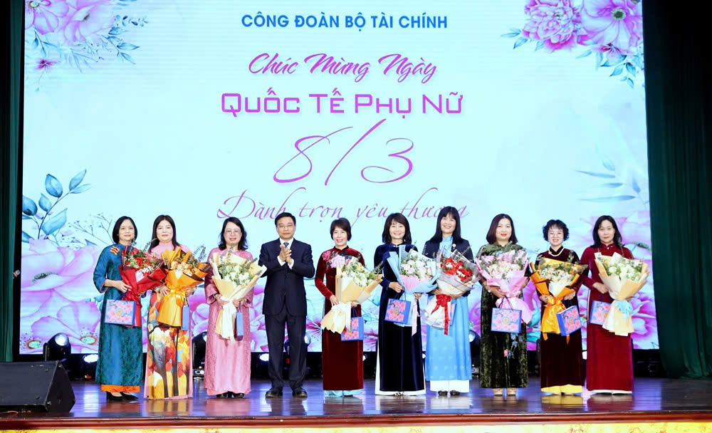 Nữ cán bộ ngành Tài chính: Đoàn kết, bản lĩnh và giàu tri thức 3