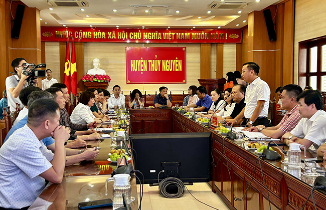 Phó Tổng cục trưởng TCTK Nguyễn Trung Tiến cùng đoàn học viên lớp Bồi dưỡng ngạch chuyên viên cao cấp và tương đương của TCTK đi thực tế tại huyện Thủy Nguyên, TP. Hải Phòng 2