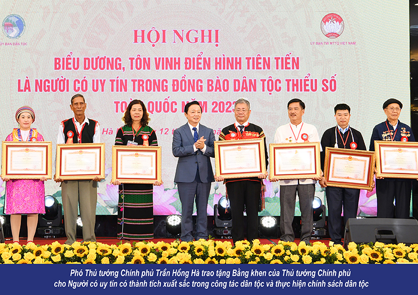 Người có uy tín trong đồng bào dân tộc thiểu số - mỗi điển hình tiên tiến là một bông hoa tỏa ngát hương 4