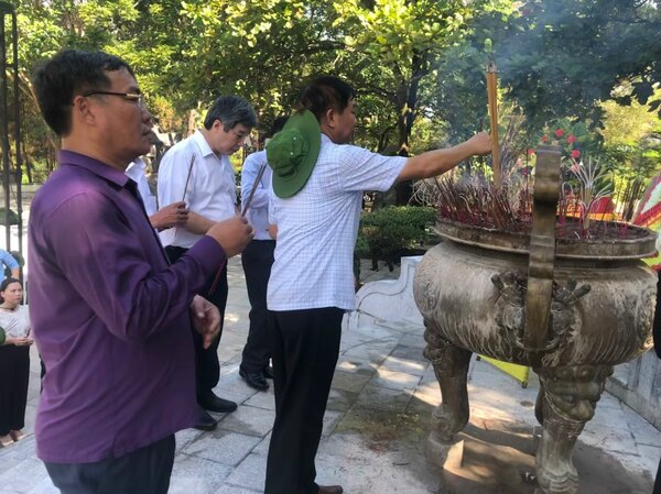 Đoàn công tác Tổng cục Thống kê tri ân các anh hùng, liệt sỹ tại Quảng Trị 9