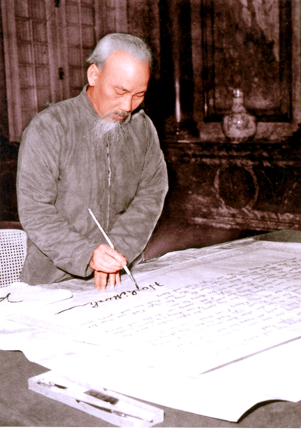 Tết đến xuân về tưởng nhớ Chủ tịch Hồ Chí Minh - Người đem lại bầu trời hòa bình độc lập, tự do cho tổ quốc