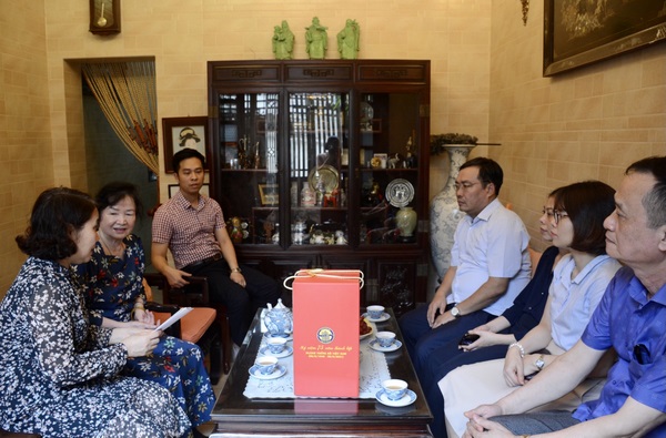 Tổng cục trưởng TCTK Nguyễn Thị Hương dâng hương, tri ân nguyên cố Tổng cục trưởng Lê Văn Toàn và cố Tổng cục trưởng Lê Mạnh Hùng 3