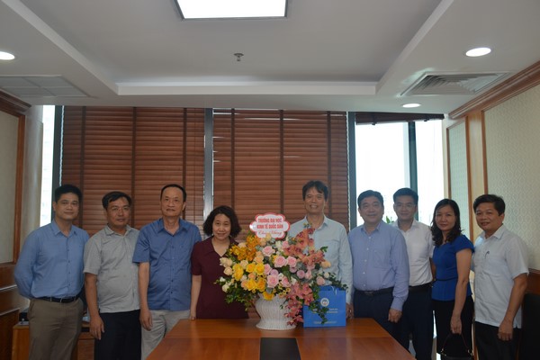 Trường Đại học Kinh tế quốc dân Hà Nội chúc mừng Cựu sinh viên Nguyễn Thị Hương giữ chức vụ Tổng cục trưởng Tổng cục Thống kê 2