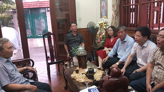 Lãnh đạo Tổng cục Thống kê đến thắp hương tưởng nhớ các Cố Tổng cục trưởng và thăm hỏi nguyên Tổng cục trưởng TCTK Nguyễn Đức Hòa 3
