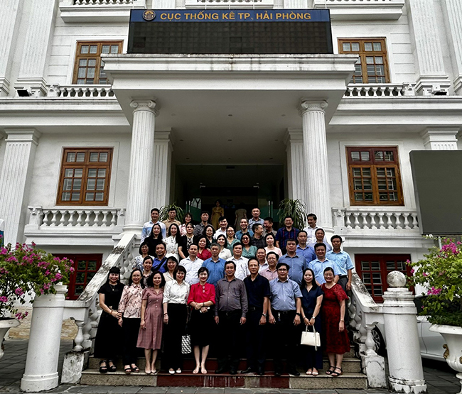 Phó Tổng cục trưởng TCTK Nguyễn Trung Tiến cùng đoàn học viên lớp Bồi dưỡng ngạch chuyên viên cao cấp và tương đương của TCTK đi thực tế tại huyện Thủy Nguyên, TP. Hải Phòng 4