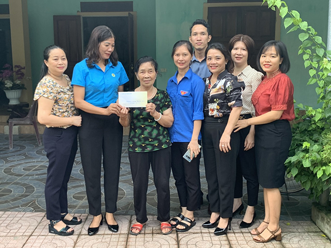 Cục Thống kê tỉnh Hà Tĩnh tổ chức tri ân các anh hùng liệt sĩ và thăm hỏi các gia đình thương binh, liệt sĩ, người có công với cách mạng 2