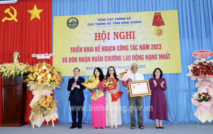 Cục Thống kê tỉnh Bình Dương đón nhận Huận chương Lao động hạng Nhất 1