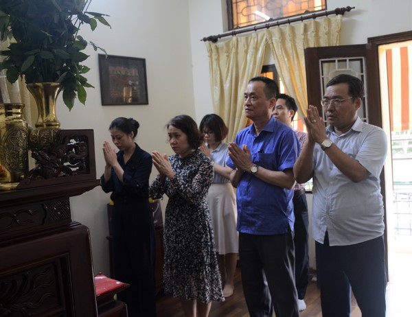 Tổng cục trưởng TCTK Nguyễn Thị Hương dâng hương, tri ân nguyên cố Tổng cục trưởng Lê Văn Toàn và cố Tổng cục trưởng Lê Mạnh Hùng 1