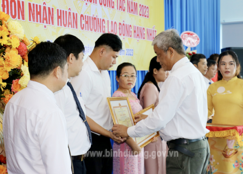 Cục Thống kê tỉnh Bình Dương đón nhận Huận chương Lao động hạng Nhất 5