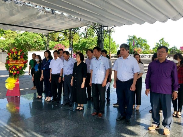 Đoàn công tác Tổng cục Thống kê tri ân các anh hùng, liệt sỹ tại Quảng Trị 1