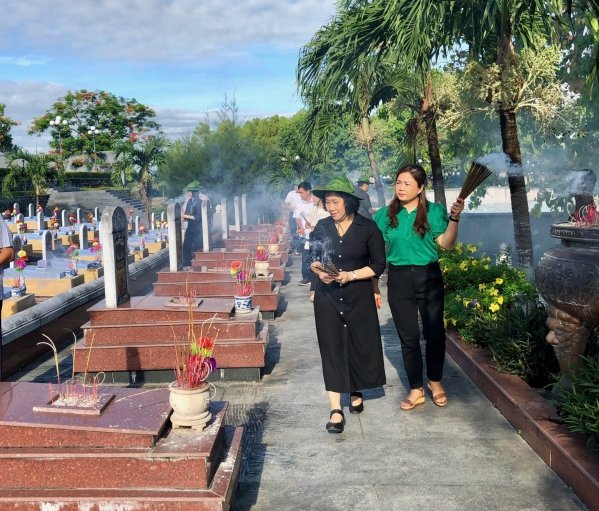Đoàn công tác Tổng cục Thống kê tri ân các anh hùng, liệt sỹ tại Quảng Trị 3