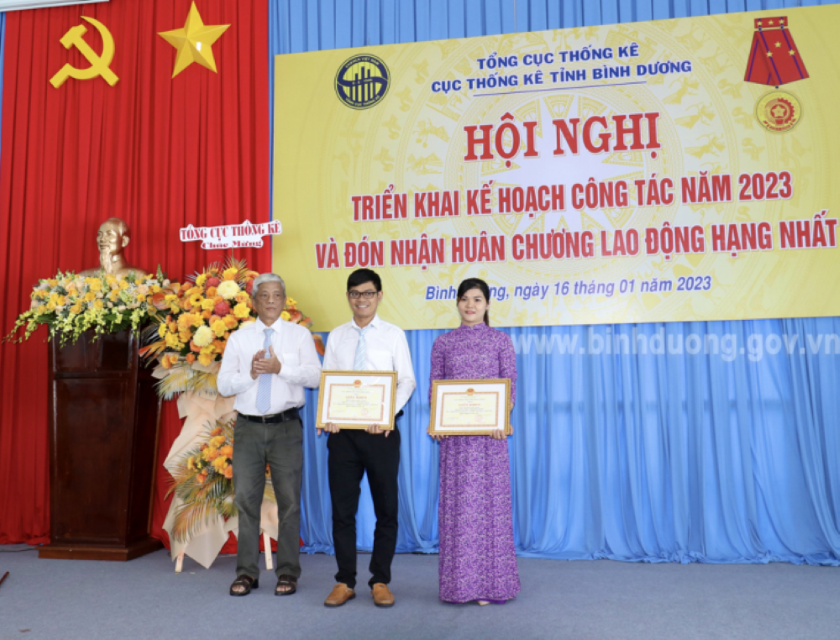 Cục Thống kê tỉnh Bình Dương đón nhận Huận chương Lao động hạng Nhất 4