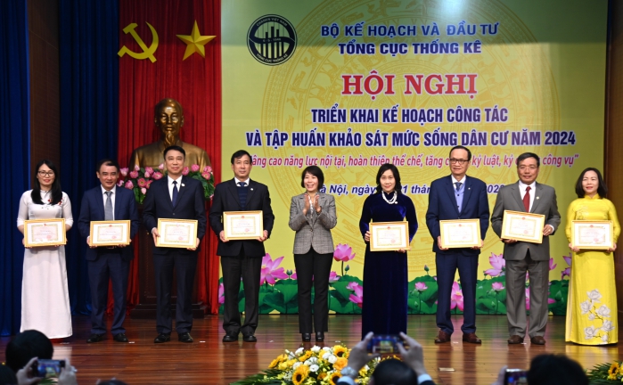 Tổng kết công tác khen thưởng năm 2023, phát động phong trào thi đua năm 2024 ngành Thống kê 3