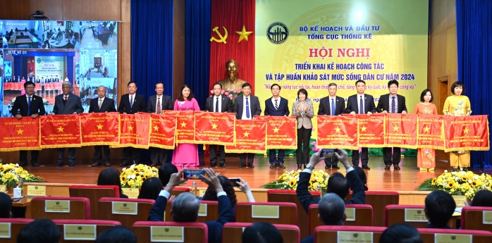 Tổng kết công tác khen thưởng năm 2023, phát động phong trào thi đua năm 2024 ngành Thống kê 2