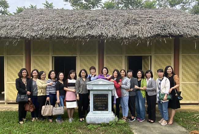 Tổng cục Thống kê với chương trình về nguồn “Theo dấu chân Người” 2