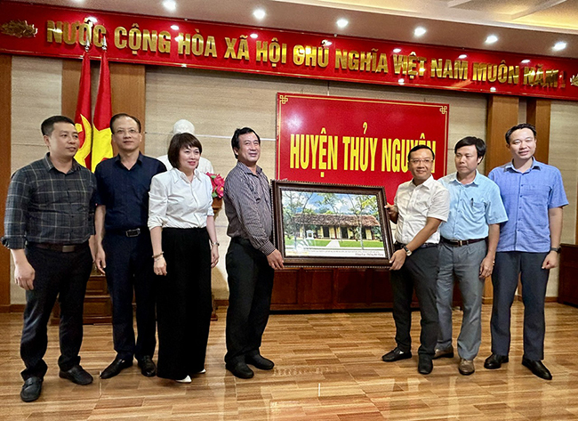 Phó Tổng cục trưởng TCTK Nguyễn Trung Tiến cùng đoàn học viên lớp Bồi dưỡng ngạch chuyên viên cao cấp và tương đương của TCTK đi thực tế tại huyện Thủy Nguyên, TP. Hải Phòng 3
