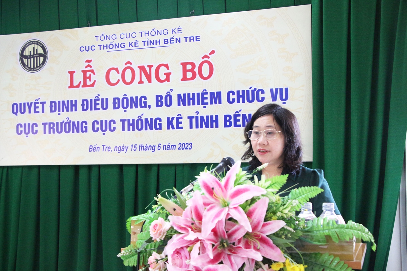 Tổng cục trưởng Tổng cục Thống kê trao quyết định điều động, bổ nhiệm Cục trưởng Cục Thống kê tỉnh Bến Tre đối với ông Võ Thanh Sang 1