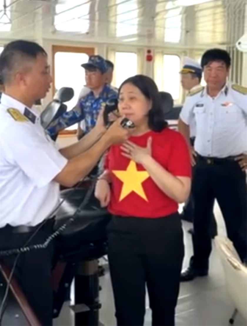 Đoàn công tác của Tổng cục Thống kê thăm cán bộ, chiến sĩ, nhân dân huyện đảo Trường Sa, nhà giàn DK1
