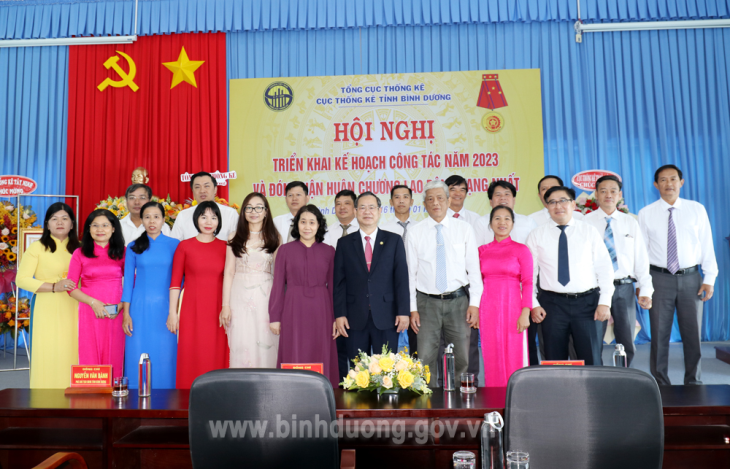 Cục Thống kê tỉnh Bình Dương đón nhận Huận chương Lao động hạng Nhất 7