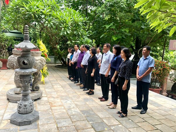 Đoàn công tác Tổng cục Thống kê tri ân các anh hùng, liệt sỹ tại Quảng Trị 10