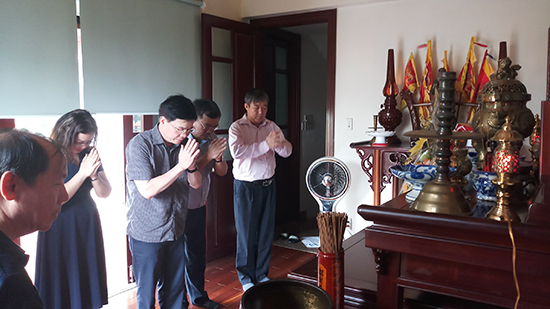 Lãnh đạo Tổng cục Thống kê đến thắp hương tưởng nhớ các Cố Tổng cục trưởng và thăm hỏi nguyên Tổng cục trưởng TCTK Nguyễn Đức Hòa