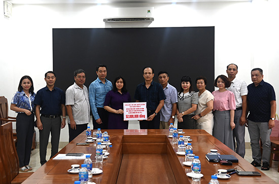 Tổng cục trưởng Tổng cục Thống kê Nguyễn Thị Hương trực tiếp đến thăm hỏi và tặng quà công chức, người lao động bị thiệt hại do bão số 3 gây ra 2